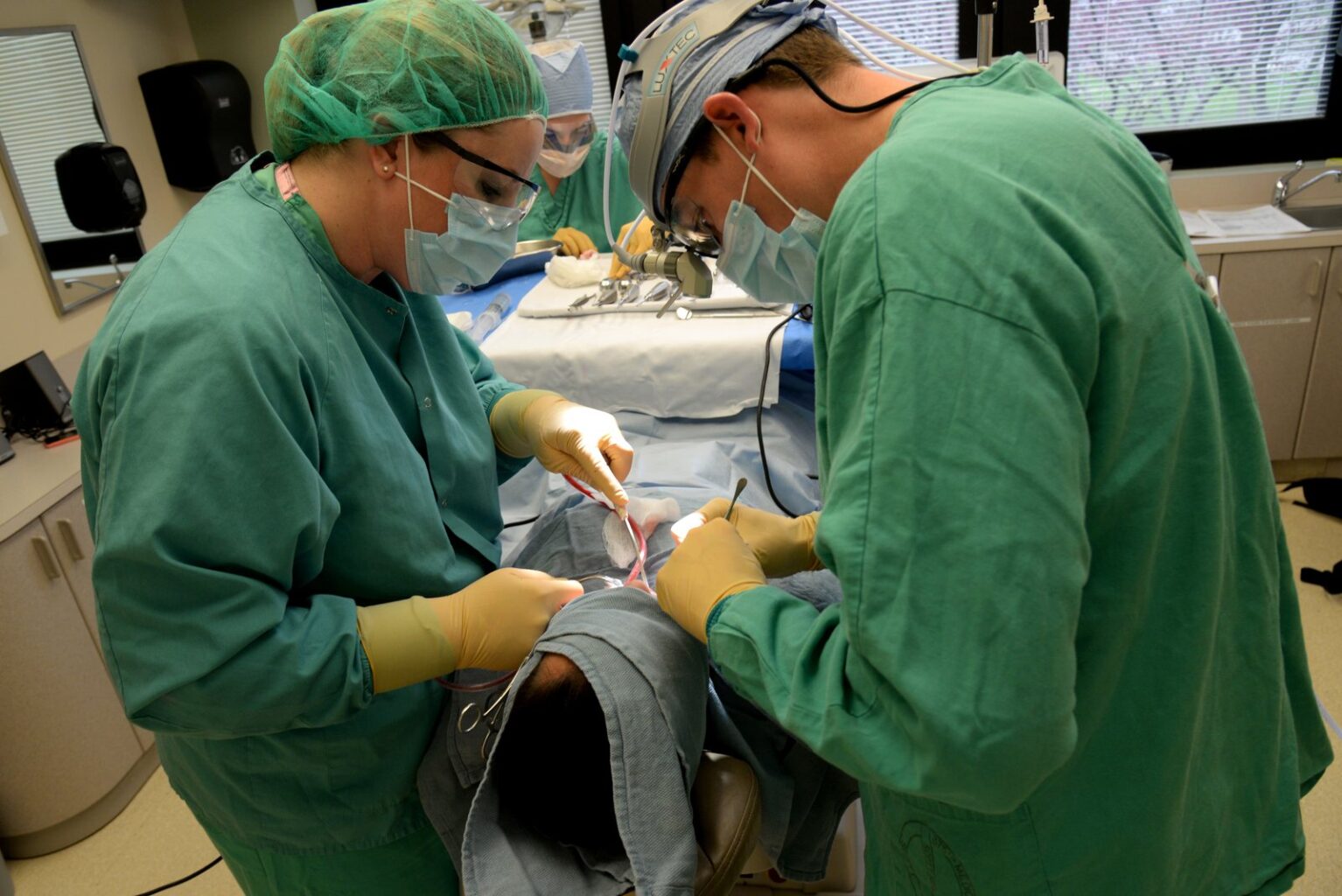 All-on-4 implant ameliyatı yapan ağız ve çene cerrahisi ekibi