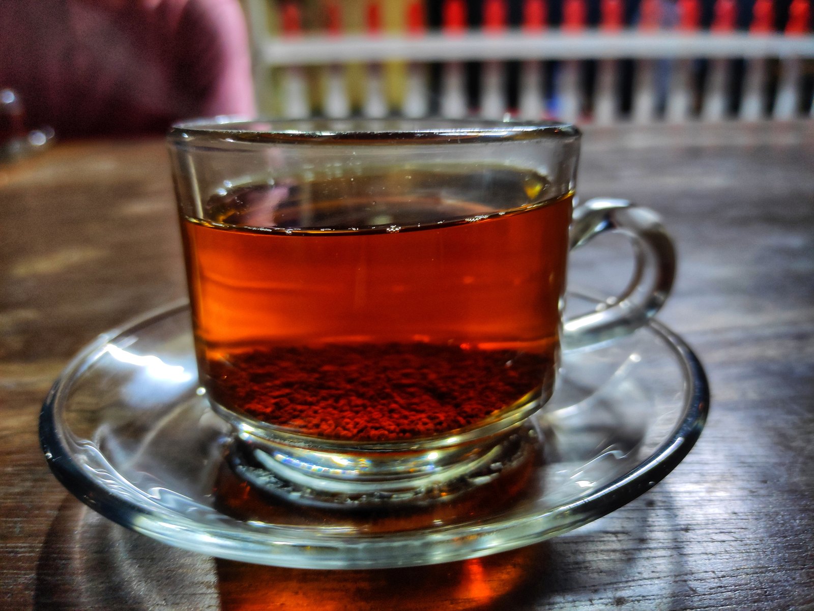 Thé noir infusé dans un verre, parmi les boissons qui tachent les dents