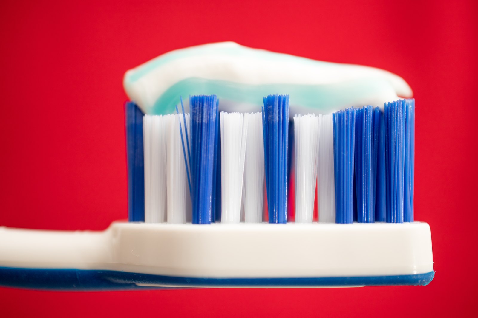 Gros plan sur une brosse à dents avec du dentifrice