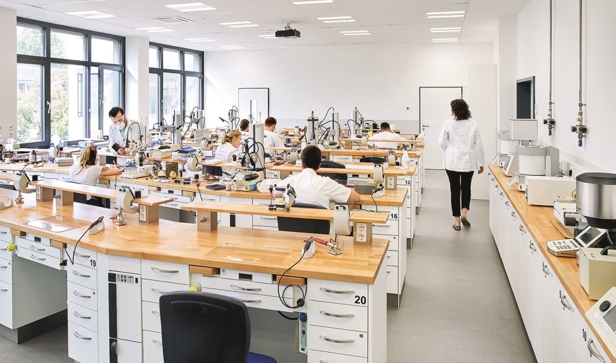 Diş protez laboratuvarında çalışan teknisyenler