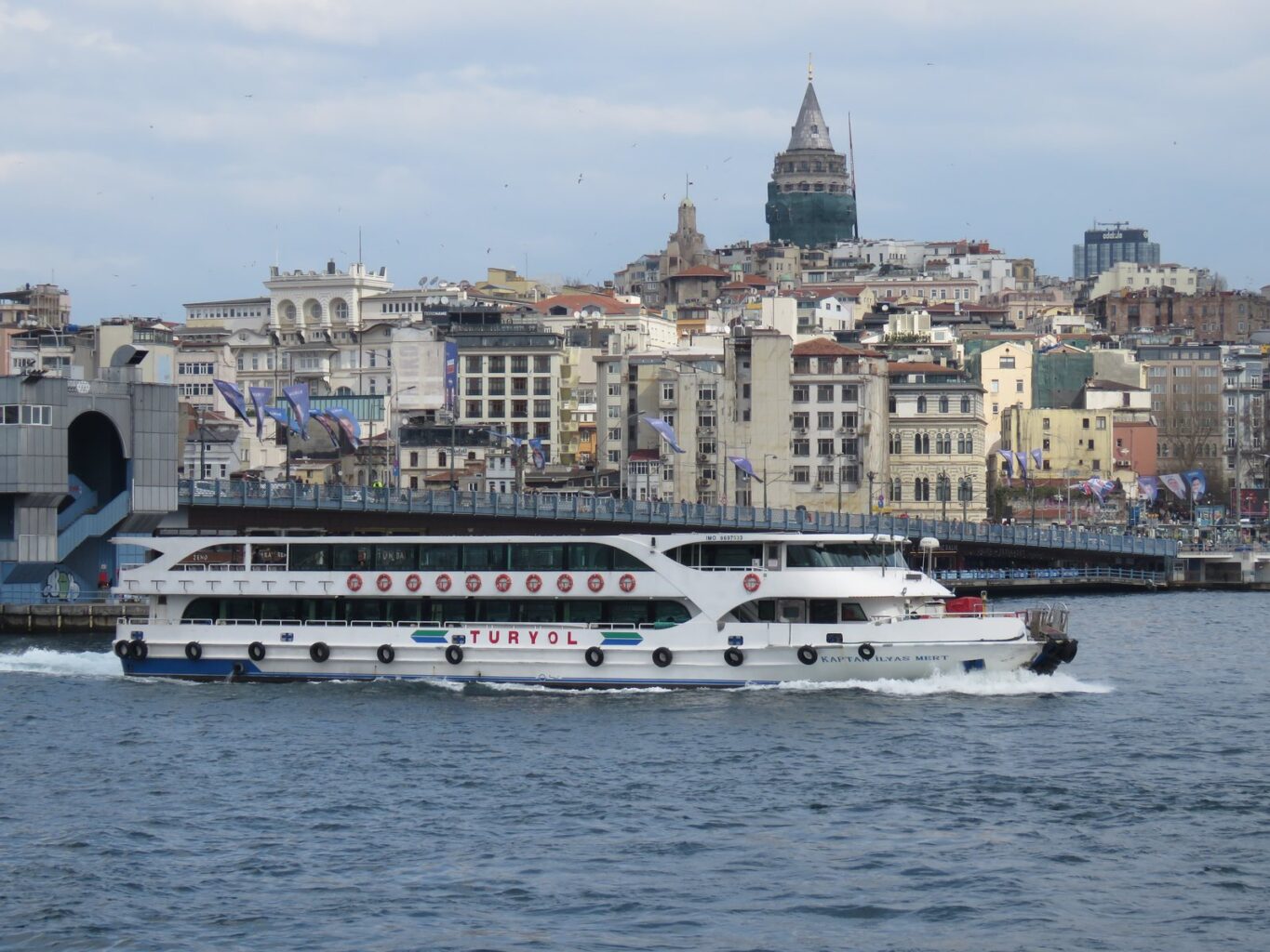 Galata Köprüsü önünden geçen vapur ve arkada Galata Kulesi