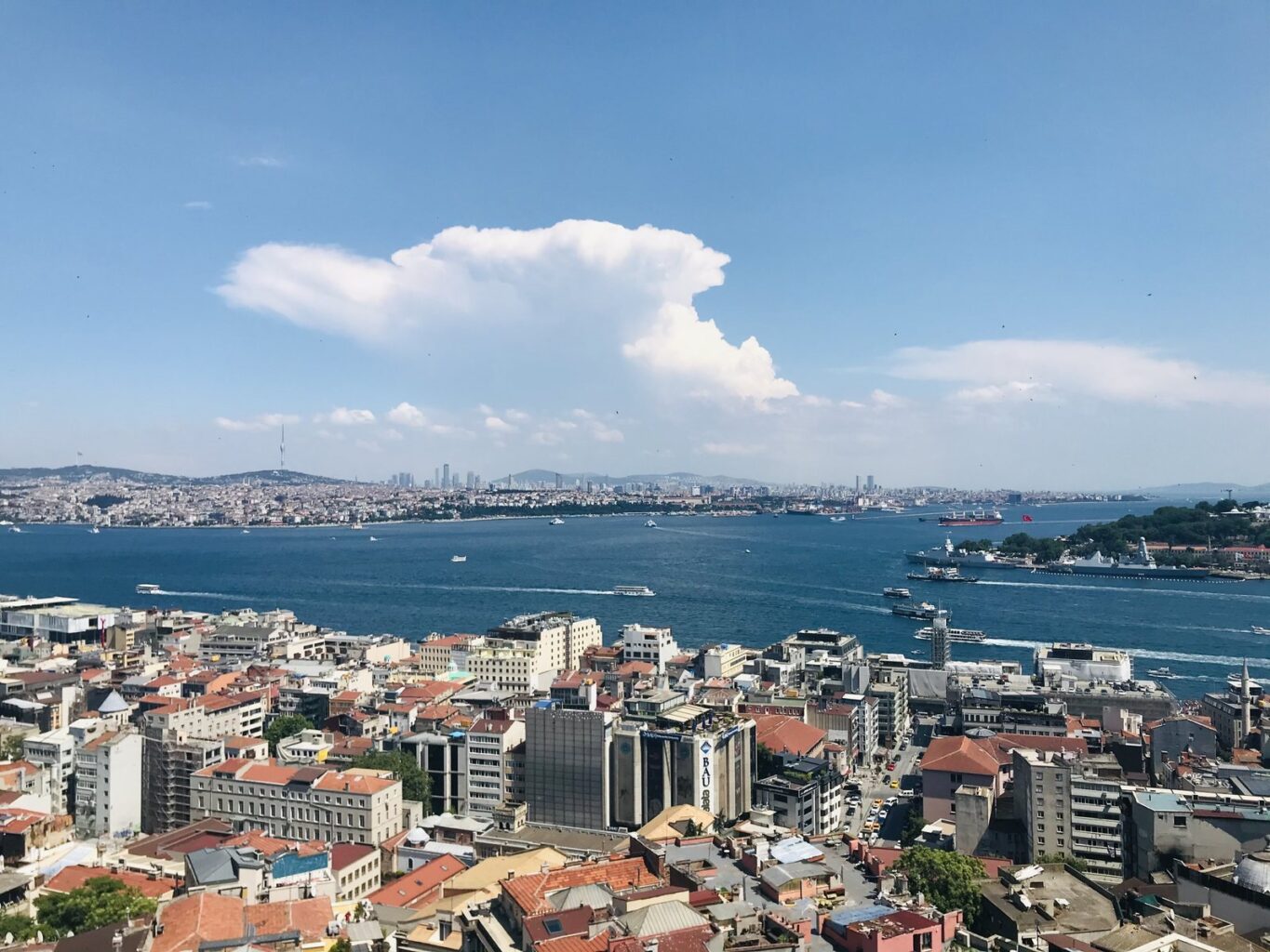 Galata Kulesi'nden İstanbul Boğazı ve Üsküdar manzarası