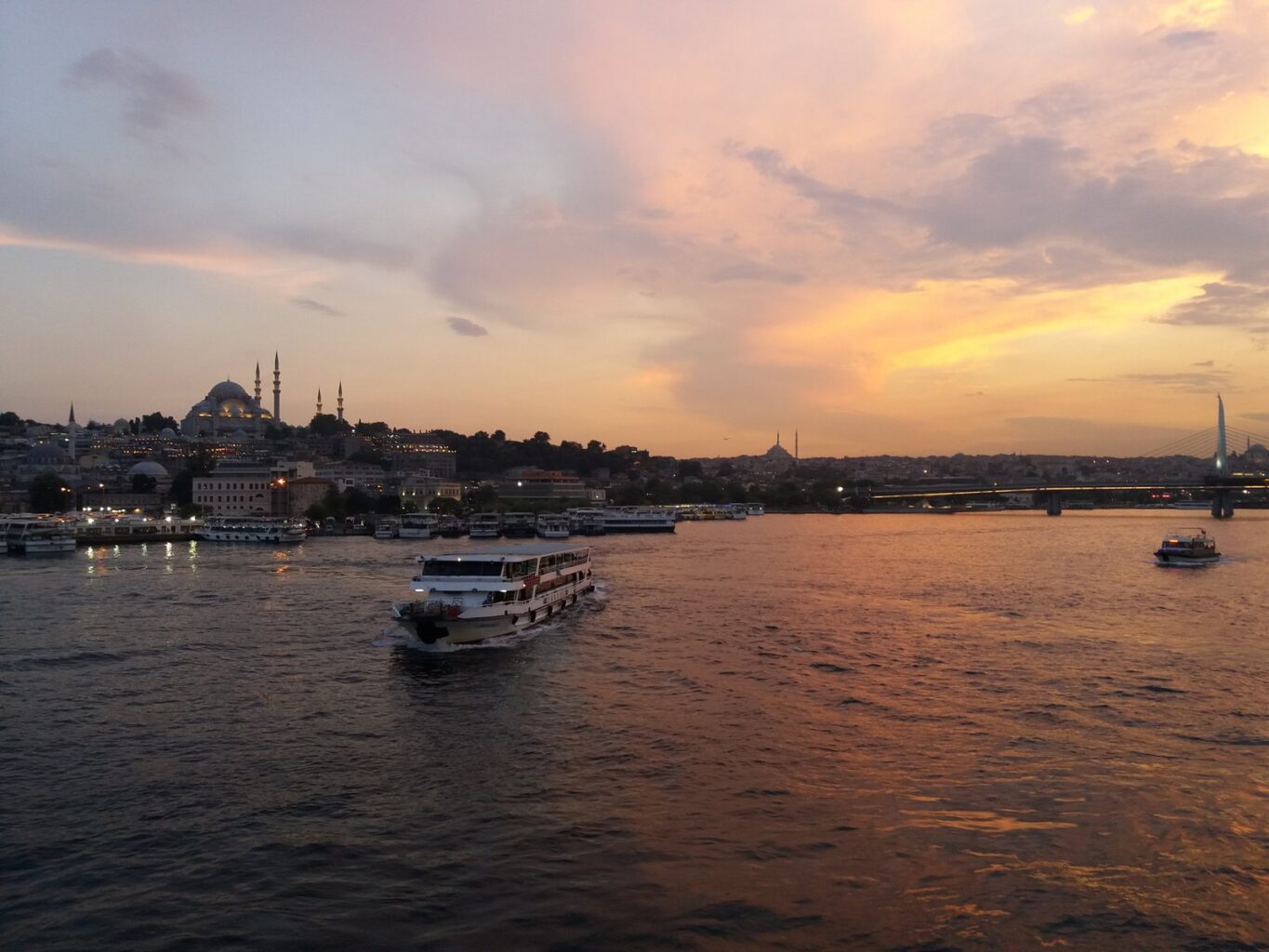 Haliç'te gün batımında Süleymaniye silueti önünden geçen vapur