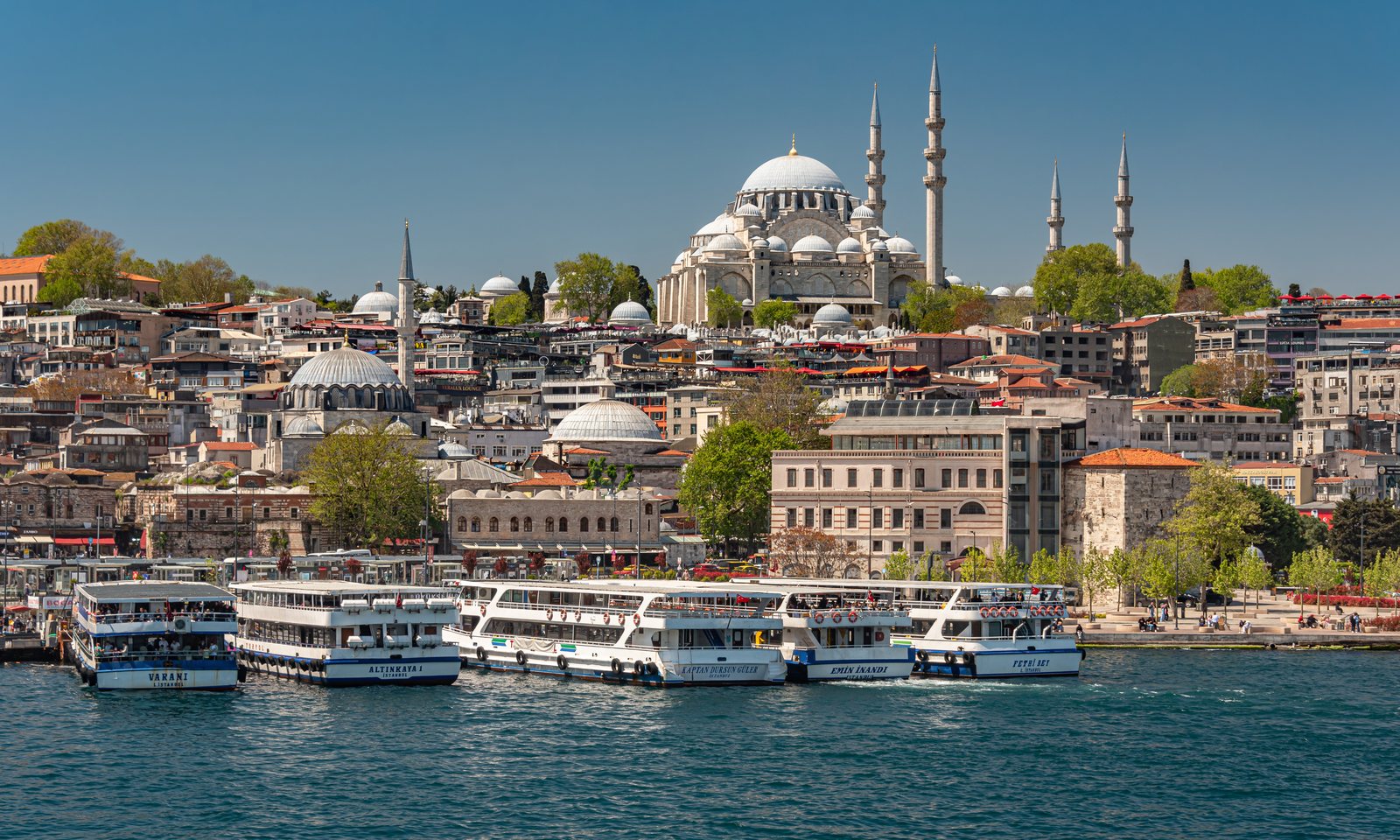 İstanbul Haliç kıyısında Süleymaniye Camii ve vapurlar, Türkiye'de diş tedavisi ve sağlık turizmi