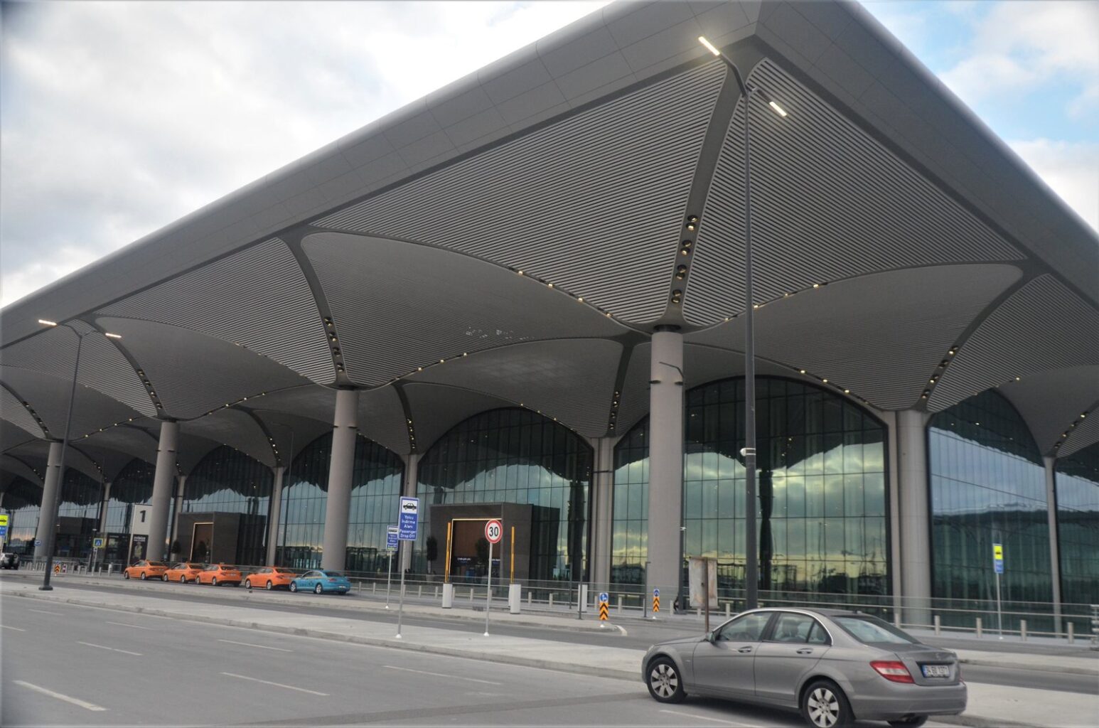 İstanbul Havalimanı terminal binası girişi