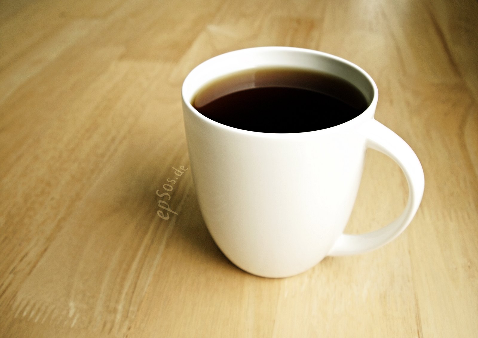 Café noir dans une tasse blanche, l'une des causes les plus fréquentes de dents jaunes