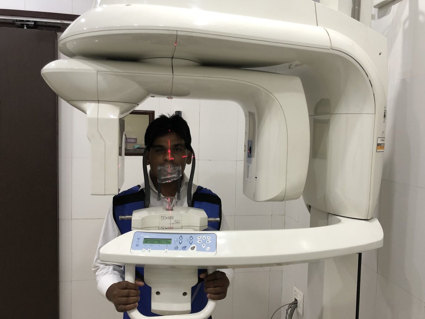 Konik ışınlı dental tomografi (CBCT) cihazında çekim sırasında hasta