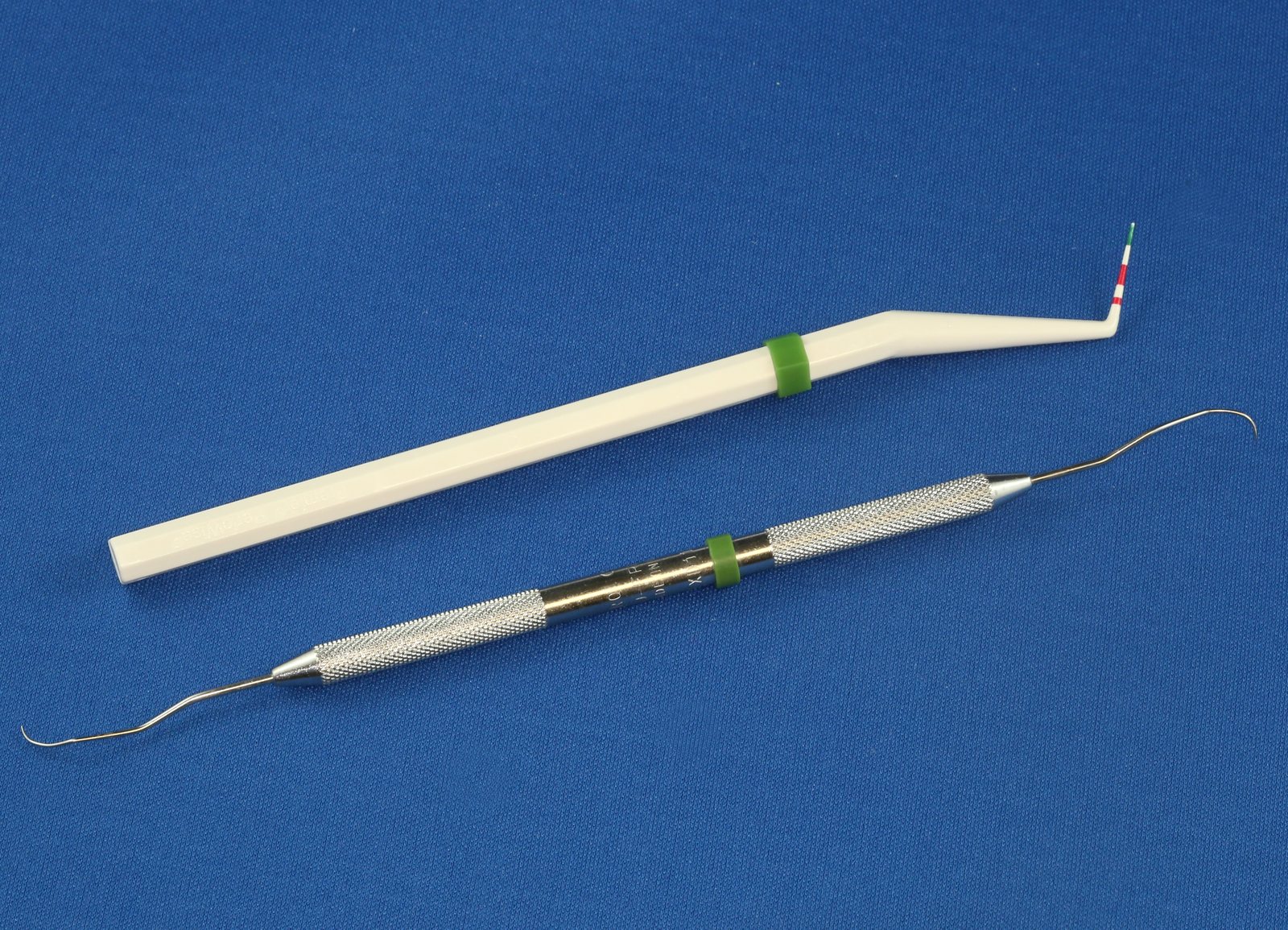 Mavi zeminde periodontal sond ve diş muayene sondu