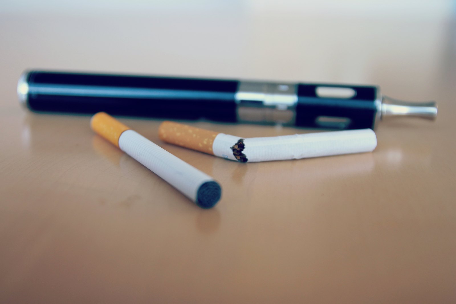 Cigarette et cigarette électronique, à l'origine des taches de nicotine et de goudron sur les dents