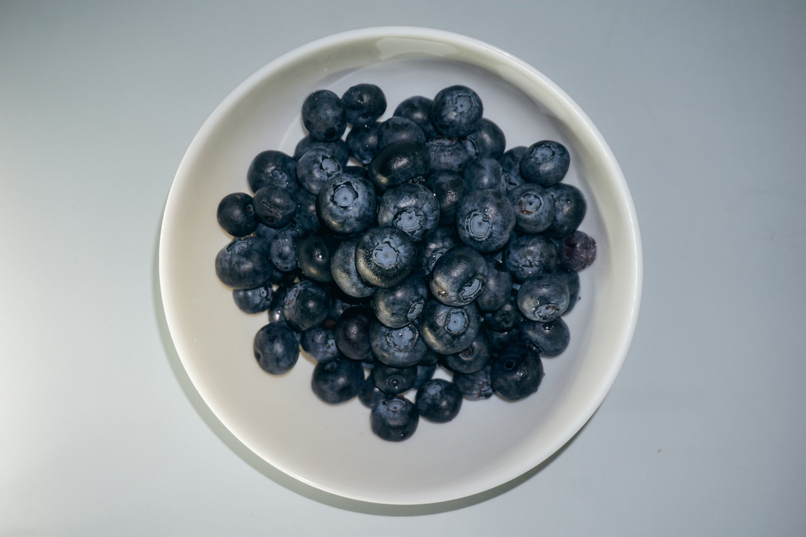Myrtilles fraîches dans un bol, fruits foncés qui colorent les dents