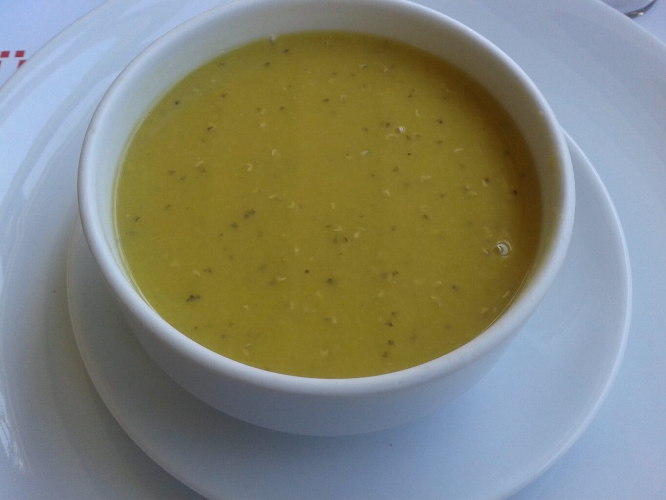 Beyaz kasede ılık mercimek çorbası